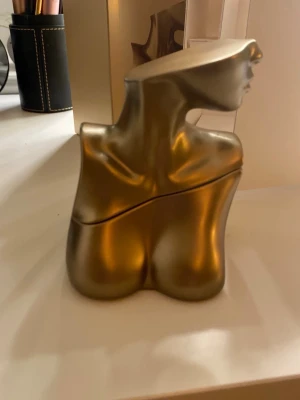 Billie Eilish parfym - Billie Eilish parfym 50 ml. Fick den i julklapp och föll mig inte i smaken. Den är ej använd och är så gott som ny💕