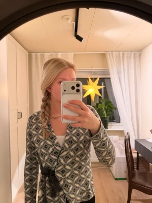 Mönstrad kofta från Odd Molly - Supersnygg pch klassisk kofta från Odd Molly i grått och vitt med grafiskt mönster. Koftan har omlottmodell med knytband i midjan och långa ärmar. Mycket bra skick, använd fåtal gånger. Koftan är något för liten för mig på bilden. 