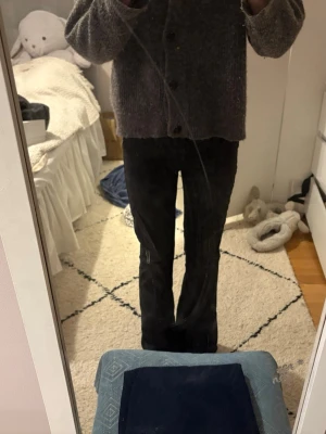 Svarta bootcut byxor - Svarta bootcut jeans. Fint skick. Säljer samma i mörkblå.