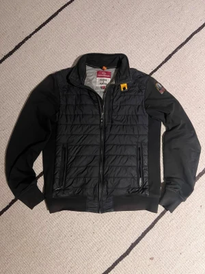 Svart pufferjacka från Parajumpers - Selling a parajumpers fleece & puffer jacket in sixe y-l which fits mens s/xs The jacket it is in good condition and only has few little stains which you can see in the pictures 100% authentic