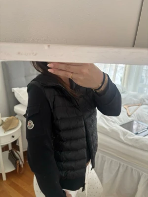 Cardigan från moncler - Jag säljer min svarta ”maglia cardigan” från moncler, denna passar för båda tjejer och killar och är knappt använd då jag ångrade mitt köp några månader efter och sen dess har den bara hängt i garderoben. Jag köpte denna på NK i Göteborg för 7000kronor och kan skicka samma dag som köp. Pris går alltid att diskutera❣️