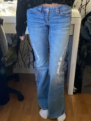Blå bootcut jeans från Gina Tricot - Säljer dessa snygga jeans från Gina tricot då dom ej kommer till användning. Använda endast 2-3 gånger och är som i nyskick. hör gärna av er innan köp🤗pris kan diskuteras 