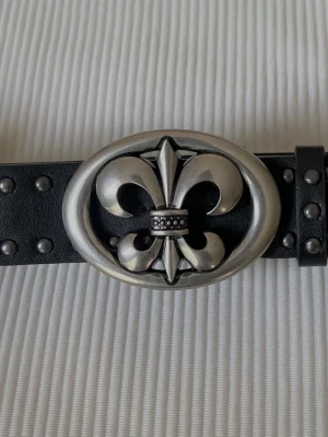 Chrome Rebel Fleur De Lis - Bälte - 109 x 3.8 cm. Spänne - 7.9 x 5.5 cm