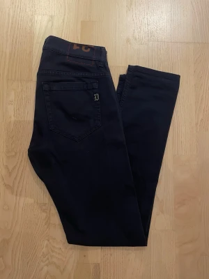 Dondup George - Säljer dessa feta svarta Dondup Jeansen i storlek 31. Nypriset ligger runt 4000kr, säljer för 599kr i 9/10 skick! Bara att höra av sig med frågor och skicka gärna prisförslag jag diskuterar gärna priset💯