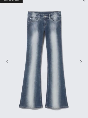 Cheap Monday Blå bootcut jeans - Säljer ett par blå bootcut jeans med snygga blekta partier framtill. Klassisk femficksmodell och normal midja. Jeansen är ifrån cheap Monday, weekday i storlek 27/34. Inga defekter upptill men märken ifrån hälen då de är lite för långa för mig, därför säljer jag!