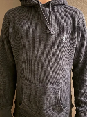 Stickad Ralph Lauren hoodie  - Säljer den här urfeta stickade Ralph Lauren hoodien för mycket bra pris! Den är använd men har fortfarande mycket kvar att ge… skickar den inom 24h efter köp! Hör av dig vid minsta fråga. Priset är inte hugget i sten så kom med bud. 
