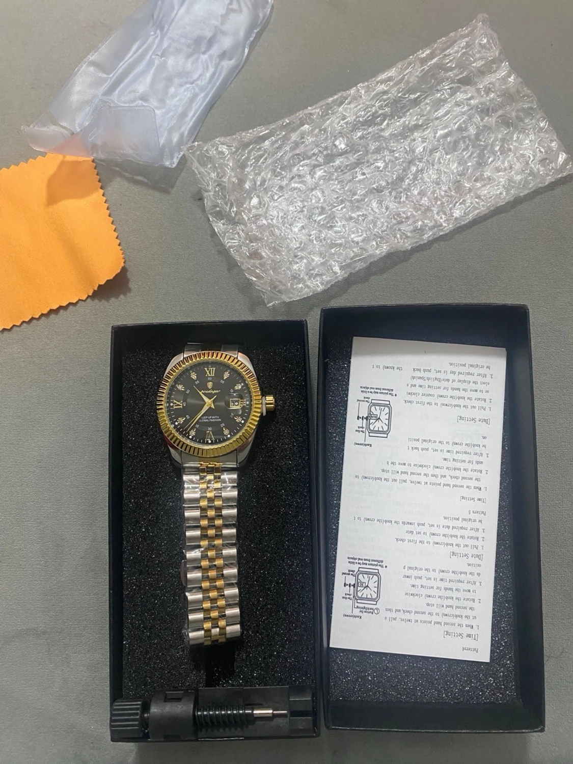 Guldig och silver klocka  - 2