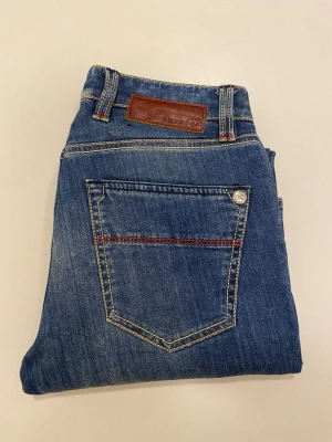 Blåa tramarossa jeans 29 - Marinblåa Tramarossa jeans //  Mycket bra skick  Modell: Leonardo vilket motsvarar mer slimfit //  Storlek 29 //  Mått  Midja 37cm  Längd 99cm  Innerben längd 74cm  Benöppning 17cm  Lårvidd 25cm  Skriv vid minsta fråga eller fundering🤝