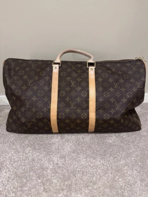 Louis Vuitton Keepall Bandoulière 50 i monogramcanvas.  - Säljer nu min extremt fina Louis Vuitton väska. Som är perfekt för dig som ska ut och resa eller bara vill se lyxigare ut i vardagen☺️ väskan har blivit lite solblekt och på handtagen axelremmen medkommer ej! Därför jag säljer billigt! Hör av dig vid fler funderingar mvh Melwin🙌