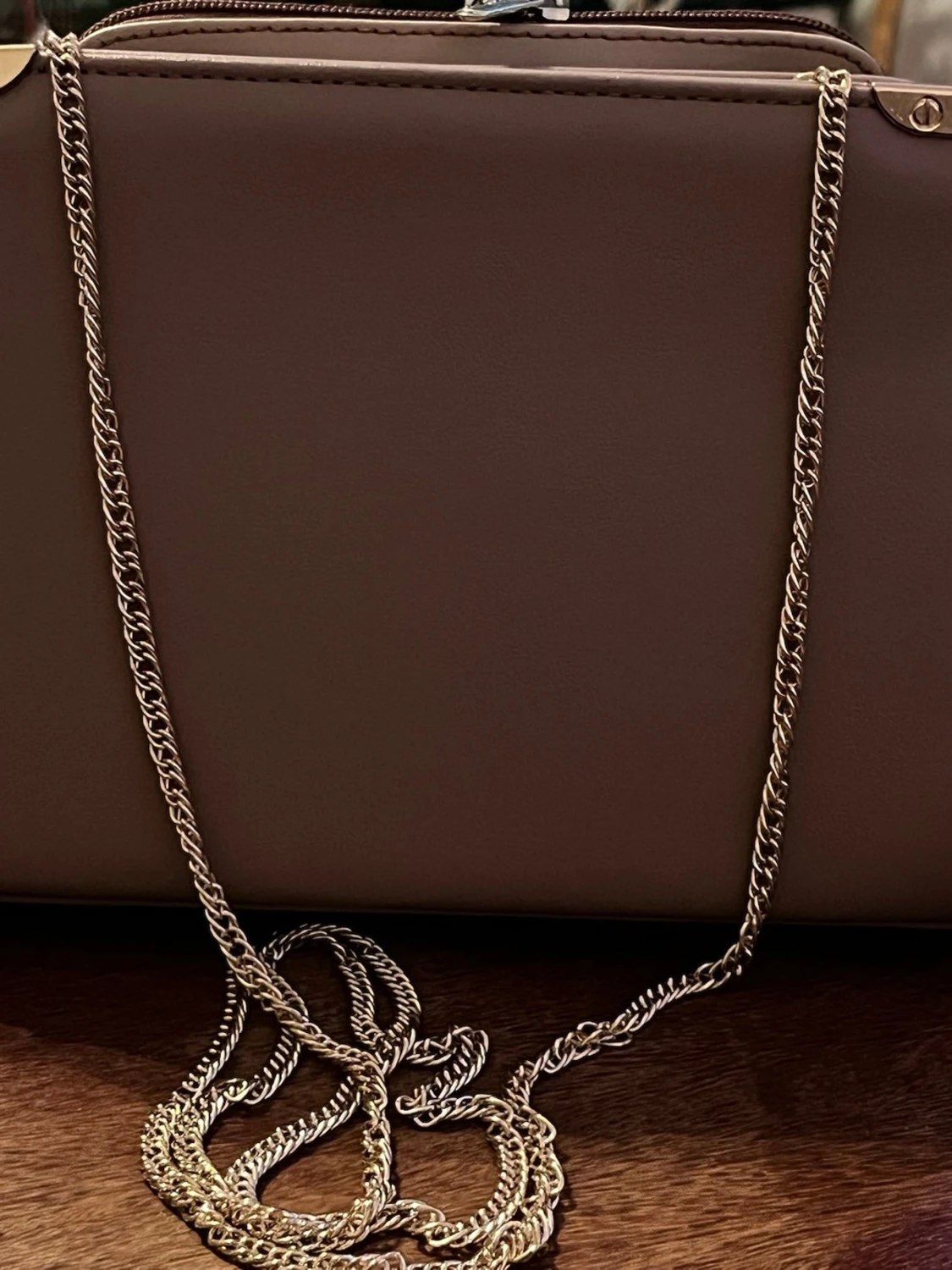 Dorothy Perkins  axelväska med guldkedja