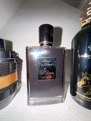Back to black kilian - Intressekoll på min denna, kom med bud eller roliga byten men ha helst kvitto. Jag har ingen låda på denna med kvitto finns. Jag hoppas man klarar se mängden på andra bilden, den är knappt använd och är 50ml. Kom gärna med frågor om ni har! 
