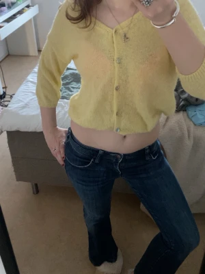 Ljusgul stickad kofta  - Söt stickad gul kofta som är perfekt som den är eller med ett linne under. Köpte på loppis och skulle säga att det är storlek S💕