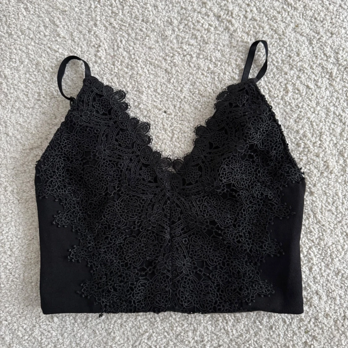 Svart spetslinnetopp från BikBok