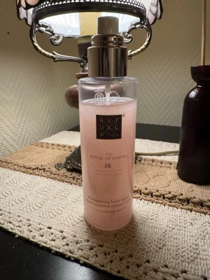 Rituals The Ritual of Sakura Mist - Använd några gånger. Fräsch ansiktsmist från Rituals i serien The Ritual of Sakura. Kommer i en genomskinlig flaska med silvrig spraypump och innehåller en skimrande rosa vätska med doft av rismjölk och körsbärsblom. Perfekt för att ge huden extra lyster och fukt under dagen.