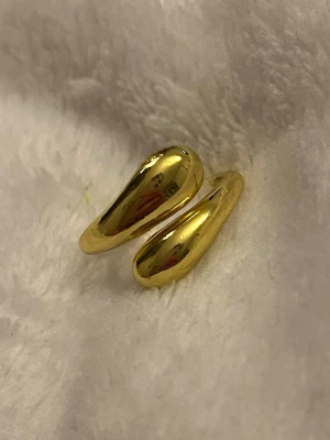 Guldfärgad ring ✨ dubbel banddesign - Stilren guldfärgad ring med dubbel spiral-/banddesign som ger ett modernt och minimalistiskt uttryck ✨ Perfekt för dig som vill ha något enkelt men ändå unikt. ✨ Minimalistisk & trendig ✨ Dubbel banddesign ✨ Lätt att matcha med andra smycken I mycket fint skick 🤍 Skickas snabbt 📦 Skriv om du vill ha fler bilder!