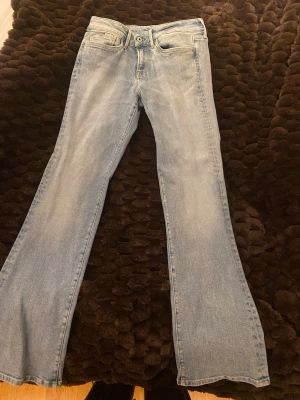 Ljusblå bootcut jeans från Pepe Jeans - Säljer ett par ljusblå bootcut jeans från Pepe Jeans med klassisk femficksdesign och snygga sömmar på bakfickorna. Jeansen har normal midja och är tillverkade i mjukt denimtyg. Perfekta för dig som gillar retrovibbar och vill ha ett par riktigt schyssta jeans. 29x32.