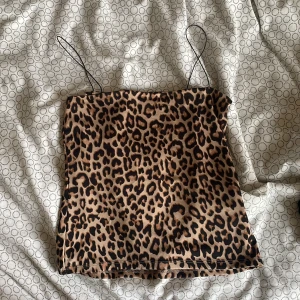 Leopard topp - Ett leopard linne med tunna band. Det har dubbla tyger så man känner sig inte naken. Lite lösa trådar på lappen men annars är det i mycket bra skick!