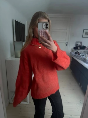 Röd stickad polotröja - Säljer en röd stickad polotröja med oversized passform och långa ärmar.💘 Tröjan har krage och breda muddar vid ärmslut och nederkant. Perfekt nu till våren eller sommarens kyligare kvällar 🥹💕
