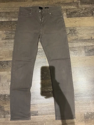 Jeans  - Snygga slim fit jeans. Storlek 29/29. Färg grå/brun 