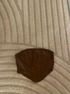 Leather crop top - Använt 1 gång 