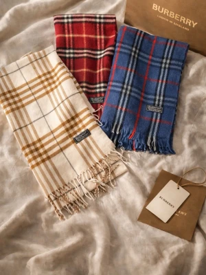Burberry halsdukar - Säljer 3 ÄKTA burberry halsdukar.                     Skriv gärna till mig om du har några frågor.                 Priset är kan diskuteras men de släpps väldigt billigt. Tänker runt 300 per halsduk men som sagt så diskuteras priset