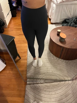 ICIW Nimble Tights Anthracite - Slutsåld på hemsidan Väldigt stretchiga och mjuka, följsamma Sista bilden är för färg-referens, väldigt grå  Använd en gång men grå är inte riktigt min färg