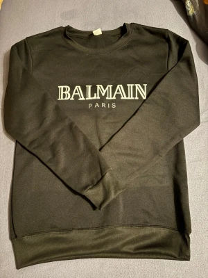 Balmain svart tröja - Storlek S, helt ny, köpte för 400, bomull + polyester tyg. Svart, vit och Balmain. En sak till: PRIS KAN DISKUTERAS!!!