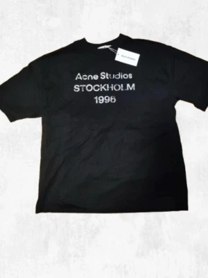 Svart Acne Studios t-shirt - Aldrig använd innan, köpt som present💫 100% bomull, väldigt tjock✅ Storlek S, sitter som M, väldigt baggy💫 Djurfritt och rökfritt hem✅ Skickas inom 24 timmar, kom med frågor!💫