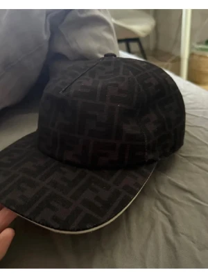 Fendi keps - Fendi keps svart med vit detalj på skärmen, 