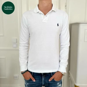 Rugbytröja Polo Ralph Lauren  - Säljer nu en riktigt fin rugbytröja från Polo Ralph Lauren. Den är i storlek XS, och är i superbra skick. Han på bilden är 184cm men den sitter lite kort på honom. Skriv vid fler frågor eller!