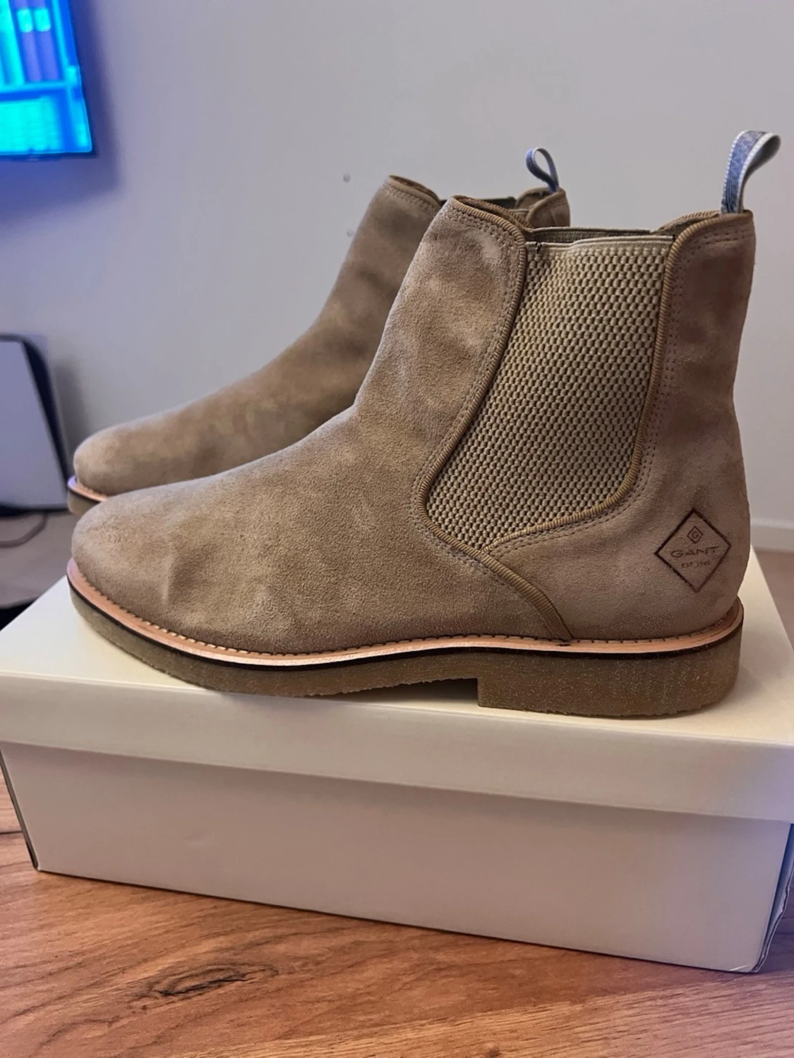 Beige chelsea boots i mocka från Gant