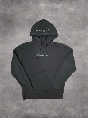 Hollister hoodie  - Fin grå Hollister hoodie med text på luvan och där fram. Storlek XS men sitter som S, mycket bra skick. Kontakta för frågor 🙏🏼