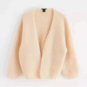 Beige stickad kofta från Lindex - Mysig beige stickad kofta från Lindex i storlek XS/S. Mycket eftertraktad och den är helt slutsåld, därav priset💗💗Har använts och därav lite nopprig. se sista bilden för att de lagad defekt 