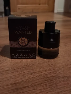 Azzaro The Most Wanted 50ml - Azzaro The Most Wanted Eau de Toilette Intense, 50 ml. Snygg och modern flaska som sticker ut i samlingen. Perfekt storlek att ta med sig. OBS endast använd 10-15 sprut max!!