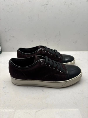 Lanvin Sneakers - Färg: Burgrundy, skriv vid frågor. Side 41 sitter som 42. 