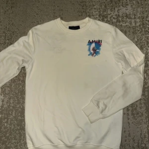 Vit sweatshirt från Amiri med broderi - Vit sweatshirt från Amiri med broderad text 'Beyond Your Wildest Dreams' på framsidan och stort tryck med duva på baksidan. Kom hjärna med prisförslag 😁