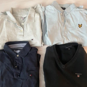 Pikétröjor Tommy Hilfiger & Lyle & Scott - Fyra snygga tröjor: två pikétröjor från Tommy Hilfiger i ljusblått och marinblått, en ljusblå piké från Lyle & Scott med gul logga, samt en svart stickad tröja från GANT med v-ringning. Perfekt för dig som gillar klassiska märken och stilren look.
