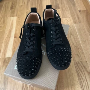 Loubs  - Sneakers, använda 3 gånger max, låda tillkommer storlek 41 pris går att diskutera 