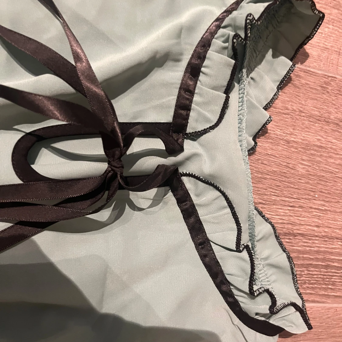 Grön blus med svarta detaljer - 1