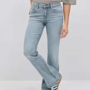 Low waist bootcut jeans - Superfina low waist bootcut-jeans från Gina Tricot i ljus denim. Sitter snyggt lågt på höften och har en lätt stretch som gör dem bekväma att bära. Modellen ger en smickrande siluett med klassiskt utsvängda ben – perfekt för både vardag och en mer stylad look.