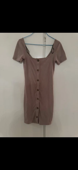 Klänning med knappar - Klänning med knappar från hm. 