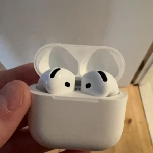 AirPods 4 - Säljer ett par Apple AirPods 4 dom var nyss inne på lagning och fick tillbaka nya så dom e helt oanvända men skalet är lite använt 