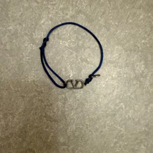 Valentino armband  - Tja! Säljer detta feta marinblåa valentino armbandet, använt lite, skick 9,5/10. Tveka inte att kontakta om ni har frågor eller funderingar! Priset är ej hugget i sten!!✌️