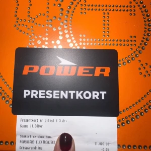 Power Presentkort  - Presentkort från Power – värde 11 000 kr, giltigt i 3 år. Perfekt för köp av elektronik och tillbehör i alla Power-butiker. Presentkortet är i nyskick och säljs med kvitto som bekräftar beloppet. Möts endast i en Power-butik för trygg och säker överlämning.