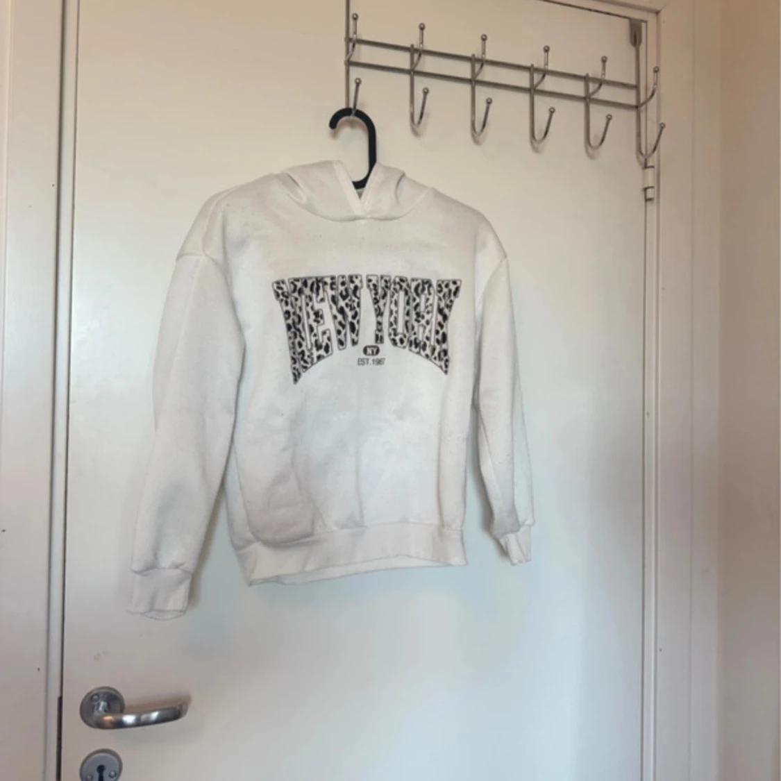 Vit hoodie med leopardmönster från SHEIN