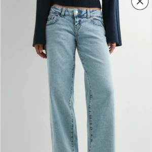  raka jeans från Gina Tricot - säljer mina helt nya lågmidjade jeans som jag köpte på nelly, men märket är gina tricot. de är jättefina men passade tyvärr inte mig, prislappen är kvar!💕 nypris är 399