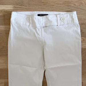 Lågmidjade bootcut kostymbyxor - Sjukt snygga vintage kostymbyxor från tally weil! Står storlek 40 på lappen men definitivt små i storleken, skulle säga 38! Midja:40cm innerben: 84cm