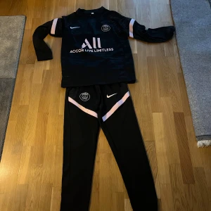 Psg tracksuit  - Säljer denna Psg tracksuit då den inte passar mig mer.