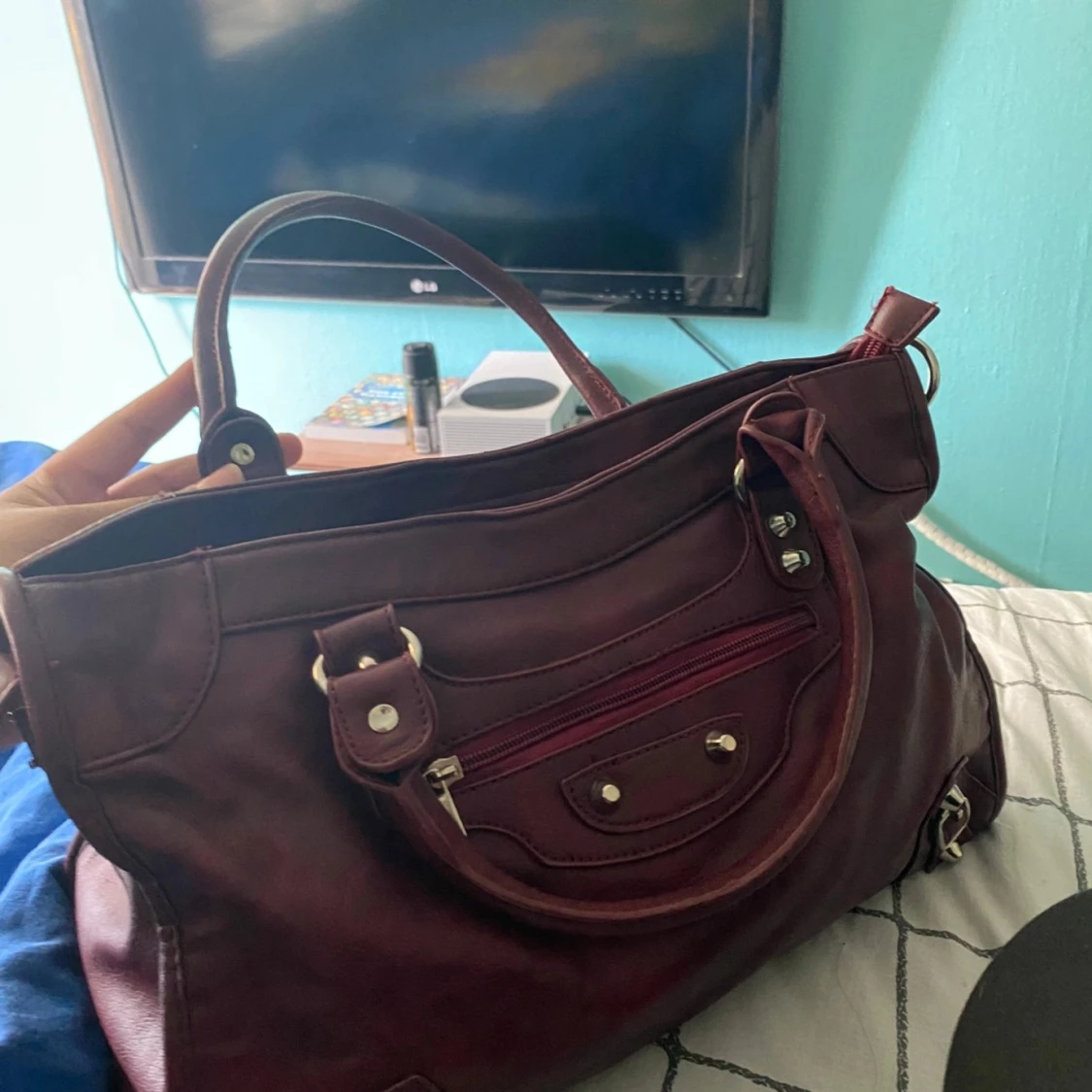 Vinröd väska  - 1