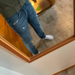 Levis 511 - Snygga levis jeans med slitningar | storlek 28  och uppsydda till 93cm benlängd |Jag är ca 175. | Skriv vid funderingar och skicka gärna bud!✨